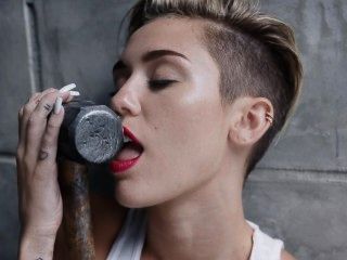 Miley Cyrus - Wrecking Ball